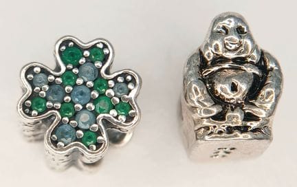 Una coppia di ciondoli Pandora in argento sterling