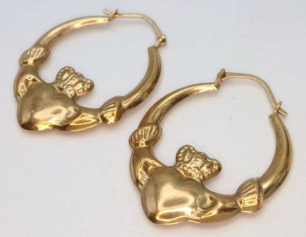 EIN PAAR HOOP-OHRRINGE AUS 9 KARAT GELBGOLD IM CLA