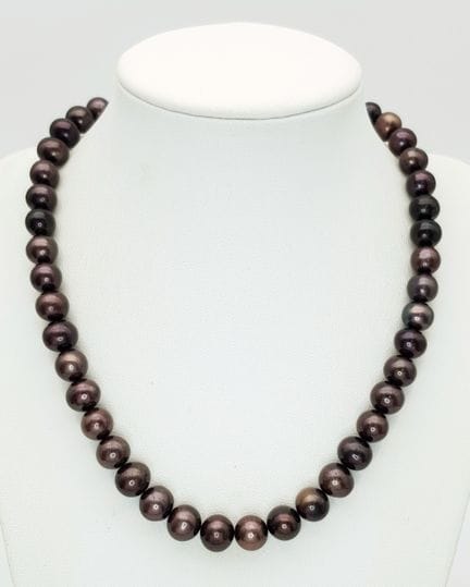 Una graziosa collana a filo singolo di perle d'acq