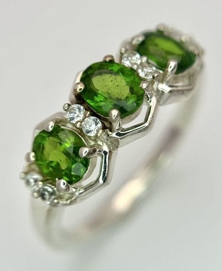 Ein hübscher Ring aus Sterlingsilber mit smaragdgr