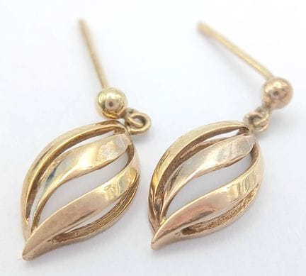 Jolie paire de boucles d'oreilles en OR 9 CARATS. 