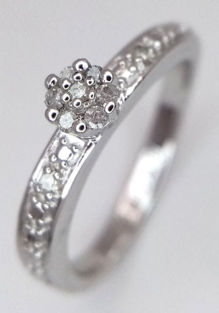 Jolie bague en argent sterling sertie de diamants,