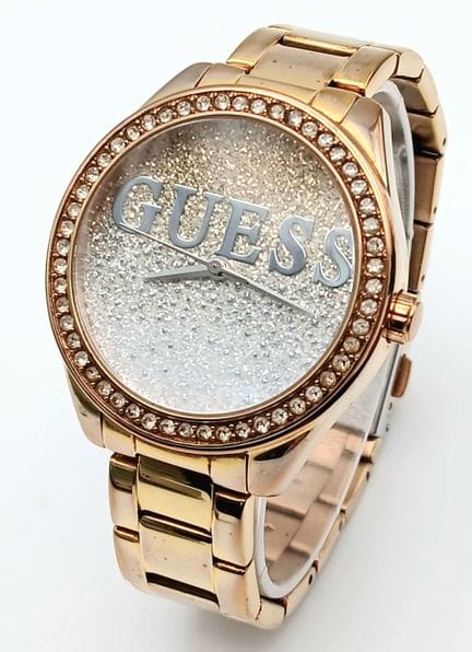 Eine Armbanduhr von GUESS mit Steinen und goldfarb