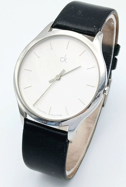 Eine CK-, CALVIN KLEIN-, Uhr mit Stahl- und Ledera