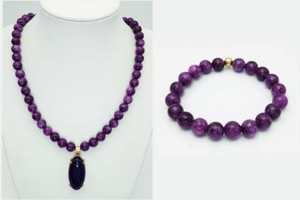 Ein Set aus einer Halskette und einem Armband mit 