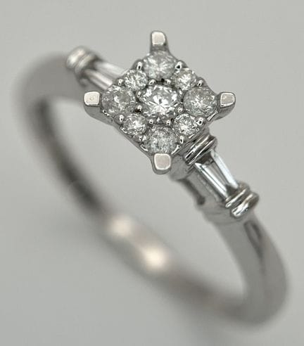 ANELLO IN ORO BIANCO 9K CON DIAMANTI INCASTONATI. 