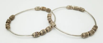 Une paire de bracelets tribaux articulés de style 