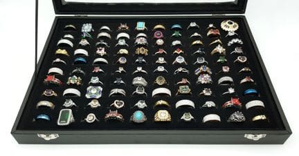 Eine Schmuckvitrine mit 100 Ringen! Ein absolut fa