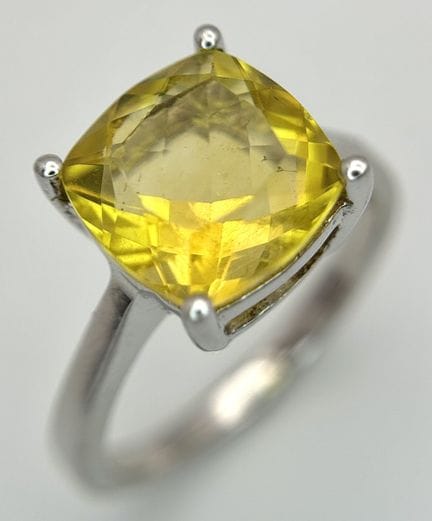 Ein Solitärring aus Sterlingsilber mit einem Citri