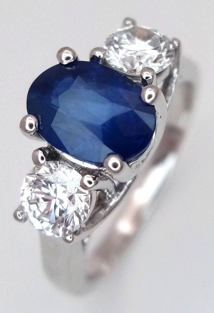 Ein auffälliger Ring aus 14-karätigem Weißgold mit