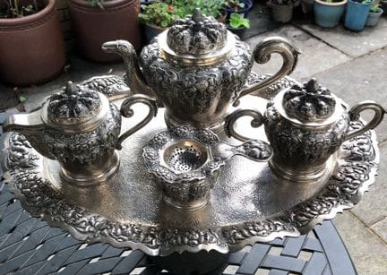 一套19世纪后期的古董纯银六件套茶具。约1880年左右，可能产自葡萄牙。饰有波斯风格的装饰细节、草莓