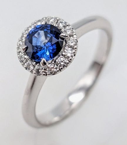 Ein Ring von Bucherer aus 18 Karat Weißgold mit Sa