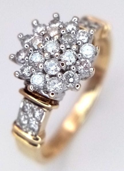 Ein Cluster-Ring aus 9-karätigem Gelbgold mit Diam