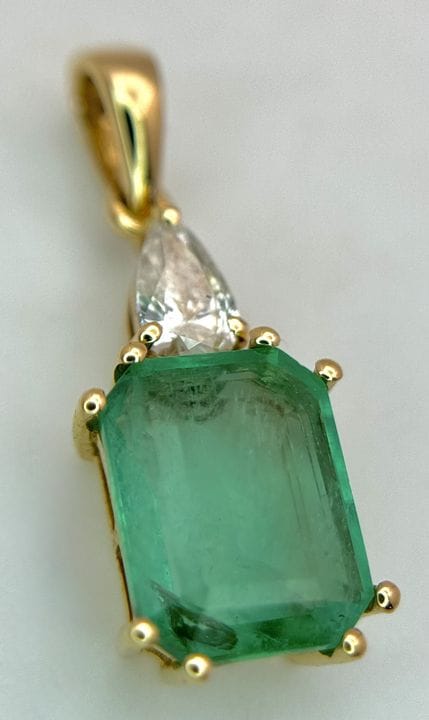 Ein Anhänger aus 14-karätigem Gelbgold mit einem n