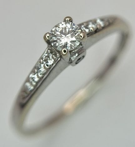 Ein Diamant-Ring aus 18-karätigem Weißgold. Mit ei