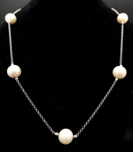 Collana con perle coltivate in oro bianco 18 carat