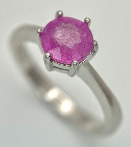 Une jolie bague solitaire en argent sterling et to