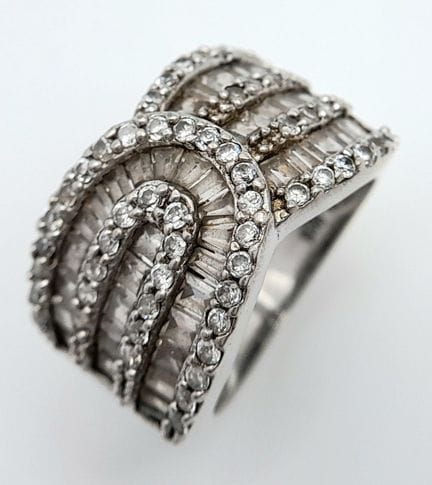 Ein beeindruckender Ring aus Sterlingsilber mit Zi