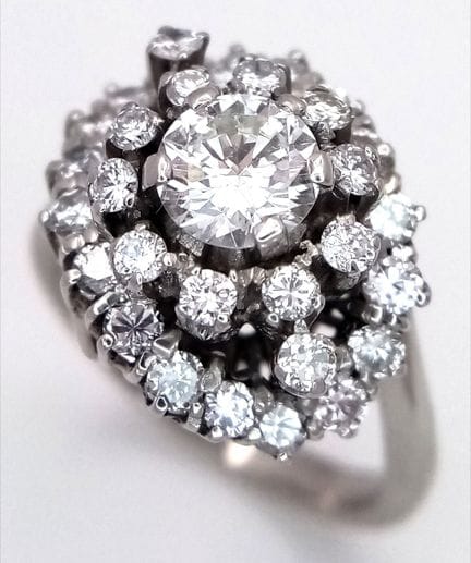 Ein Dressring aus 950er Platin mit Diamanten im „C