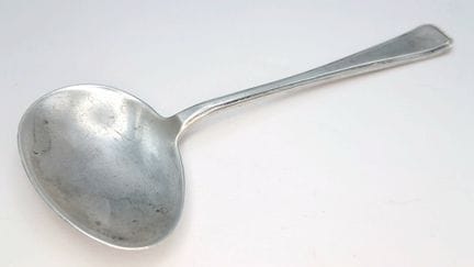 1933年产纯银酱汁勺。带有伯明翰印记。印有亚瑟·普赖斯（Arthur Price）的制造商标记。长