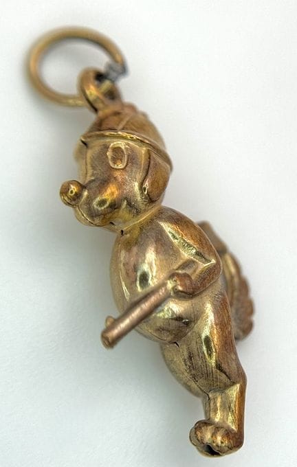 Un pendentif fantaisie en or jaune 9 carats représ