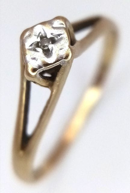 Ein Ring aus 9K-Gelbgold mit einem einzelnen Diama