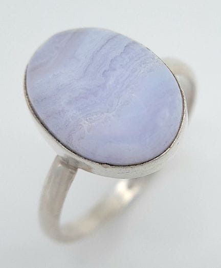 Ein Ring aus Sterlingsilber mit blauem Spitzenacha