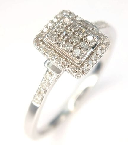 Anello in oro bianco 9K con diamanti incastonati, 