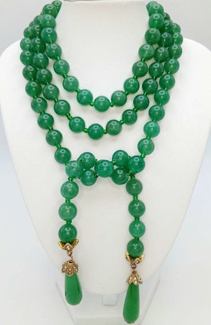 Una splendida collana-sciarpa con nappine in giada