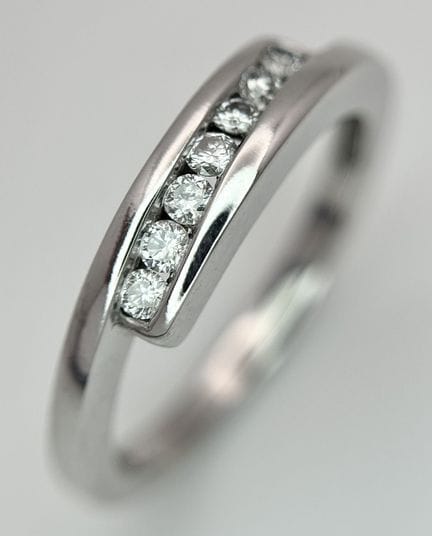 Ein Ring aus 14-karätigem Weißgold mit Diamanten i