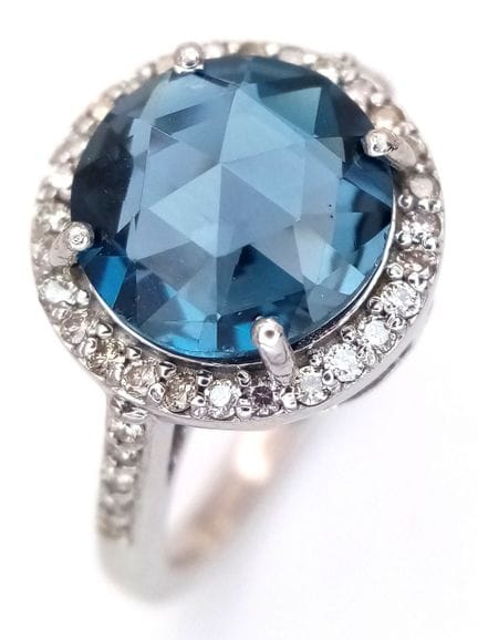 Ein Ring aus 925er Silber mit einem blauen Topas a