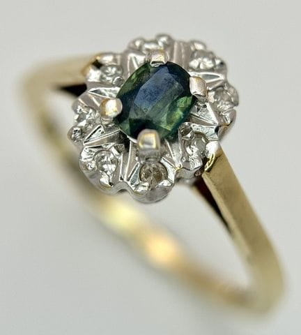 Ein Cluster-Ring aus 9-karätigem Gelbgold, besetzt