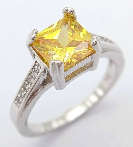 Ein hübscher Ring aus Sterlingsilber mit gelbem un