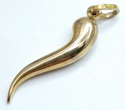 Ein Anhänger aus 9 Karat Gelbgold in Form eines „H