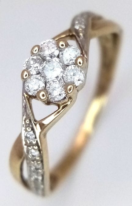 Bague en or jaune 9 carats sertie de diamants, poi