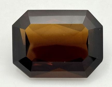 一颗125.29克拉的马达加斯加产八边形切工烟晶，属于收藏级尺寸。经AIG认证。尺寸为37.23 ×