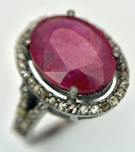 Bague de cocktail ornée d'un rubis et de diamants.