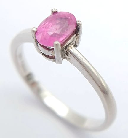 Ein hübscher Solitärring aus Sterlingsilber mit ei