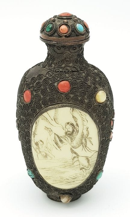 Eine chinesische Schnupftabakflasche mit Weißmetal