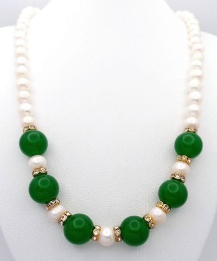 Eine Halskette aus Süßwasserperlen und grüner Jade