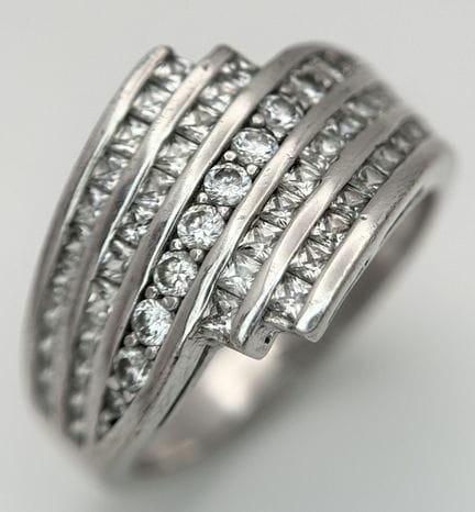Ein stilvoller Ring aus Sterlingsilber mit Zirkoni