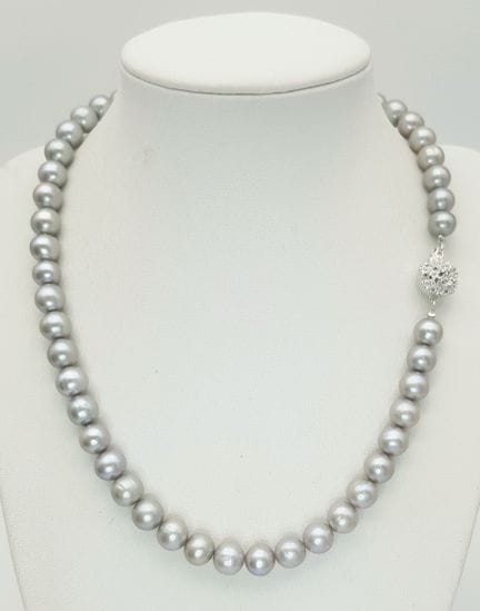 Eine elegante, einreihige Halskette aus weichen, s