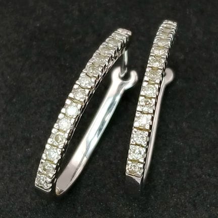 EIN PAAR CREOLE-OHRRINGE AUS 9-KARAT-WEISSGOLD MIT