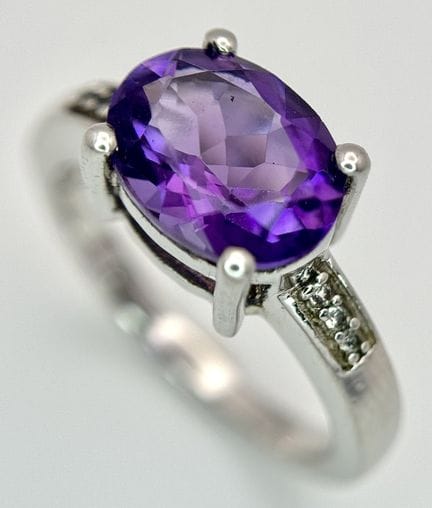 Ein Ring aus Sterlingsilber mit einem Amethyst der