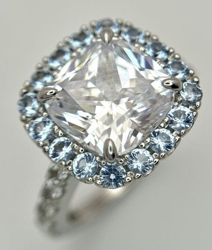 Ein hübscher Ring aus Sterlingsilber mit blauen un