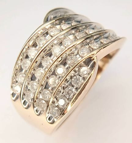 Ein Ring aus 9-karätigem Gelbgold, 5-reihig, mit D