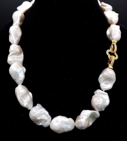 Una splendida collana a filo singolo con grandi pe