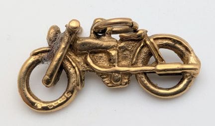 Ein Motorrad-Anhänger aus 9-karätigem Gelbgold. 1,