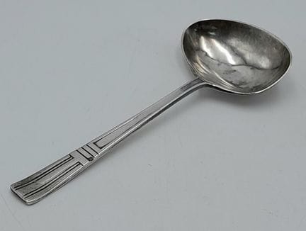 一把带有 hallmark 标记的银质餐勺。勺身简约，手柄采用装饰艺术风格。1959年伯明翰 hal