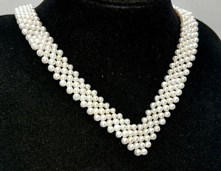 Eine elegante, mehrsträngige Halskette aus weißen 
